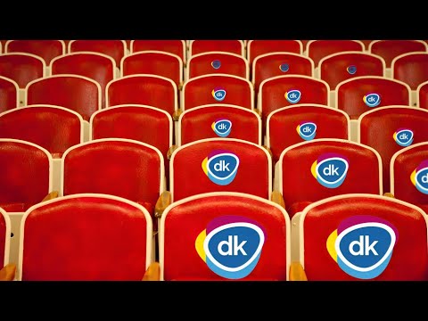 Demokratikus korrupció: a DK színházjegy-kedvezménye és a HVG-s klubkártyával hencegő Tóta W. Árpád