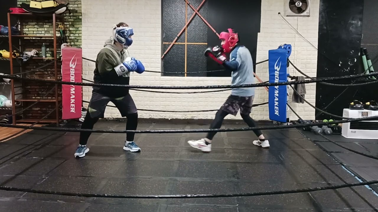 元ボクサーVS元事務　スパーリング