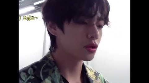 He looks charming even without any face expression nd smile. ahhh kim Taehyung 😎😉😘