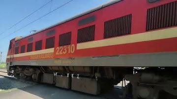 Rarest Crossing || Furious Speedy Wap-5 Leads BALURGHAT Express Meet With EMU At A Busy Railgate