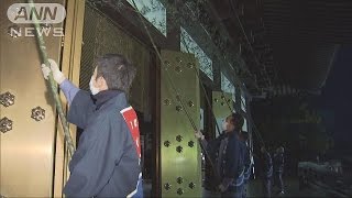 新勝寺で「すす払い」　僧侶らが夜明け前から一斉に(15/12/13)
