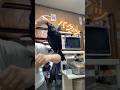 ママの手からエサを食べるカラスのハッピーライブ ハイライト