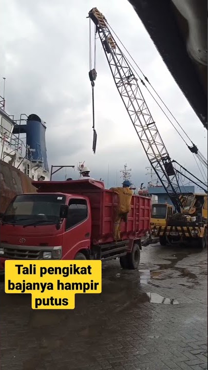 Crane angkat lempengan baja untuk perbaikan kapal | hardwork | tali pengikat baja hampir putus
