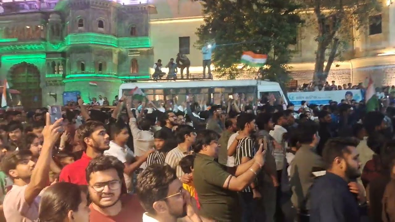 पाकिस्तान को मैच में हराने के बाद इंदौर में मना भारत की जीत का जश्न