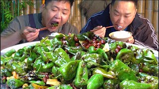 Pick some chili and second brother make ”chili fried preserved eggs”