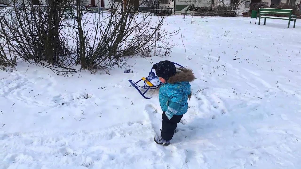 Максим с санками.