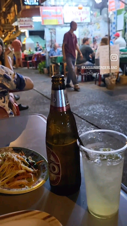 Spicy Som Tam and Leo Beers in an alley - Bangkok, Thailand 🇹🇭 #bangkok #travel