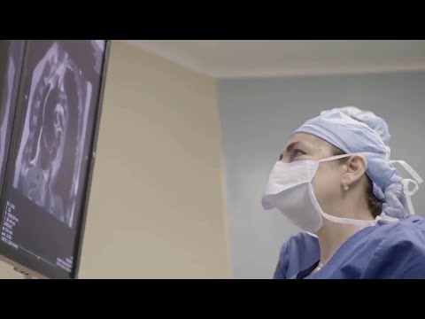 ვიდეო: ექიმები კრასნოგორსკში ქალს ცირკულარული ხერხით დაზიანებულ ოთხ თითს აღადგენენ