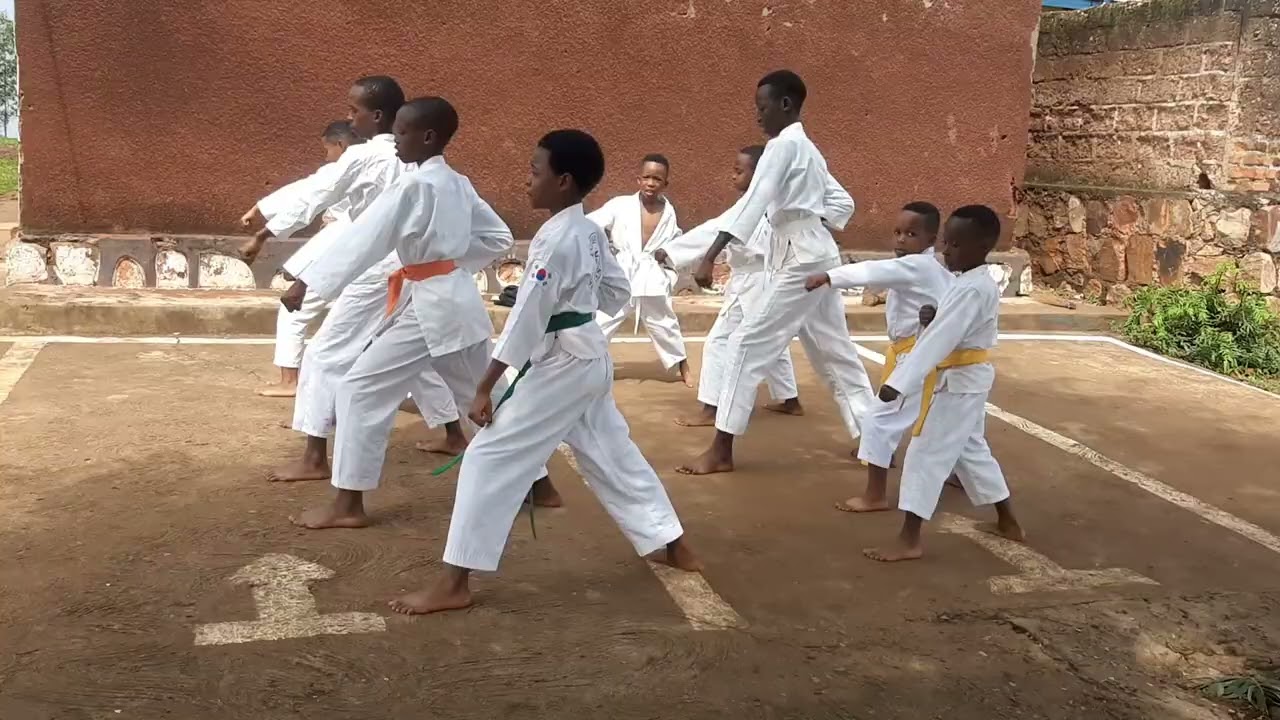 Irebere uburyo karate ariyo siporo nziza k'umwana .