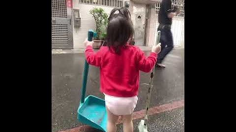 Con gái nhà Em...trời mưa như thế này đi ra quét rác này con được hơn một tuổi rưỡi ạ