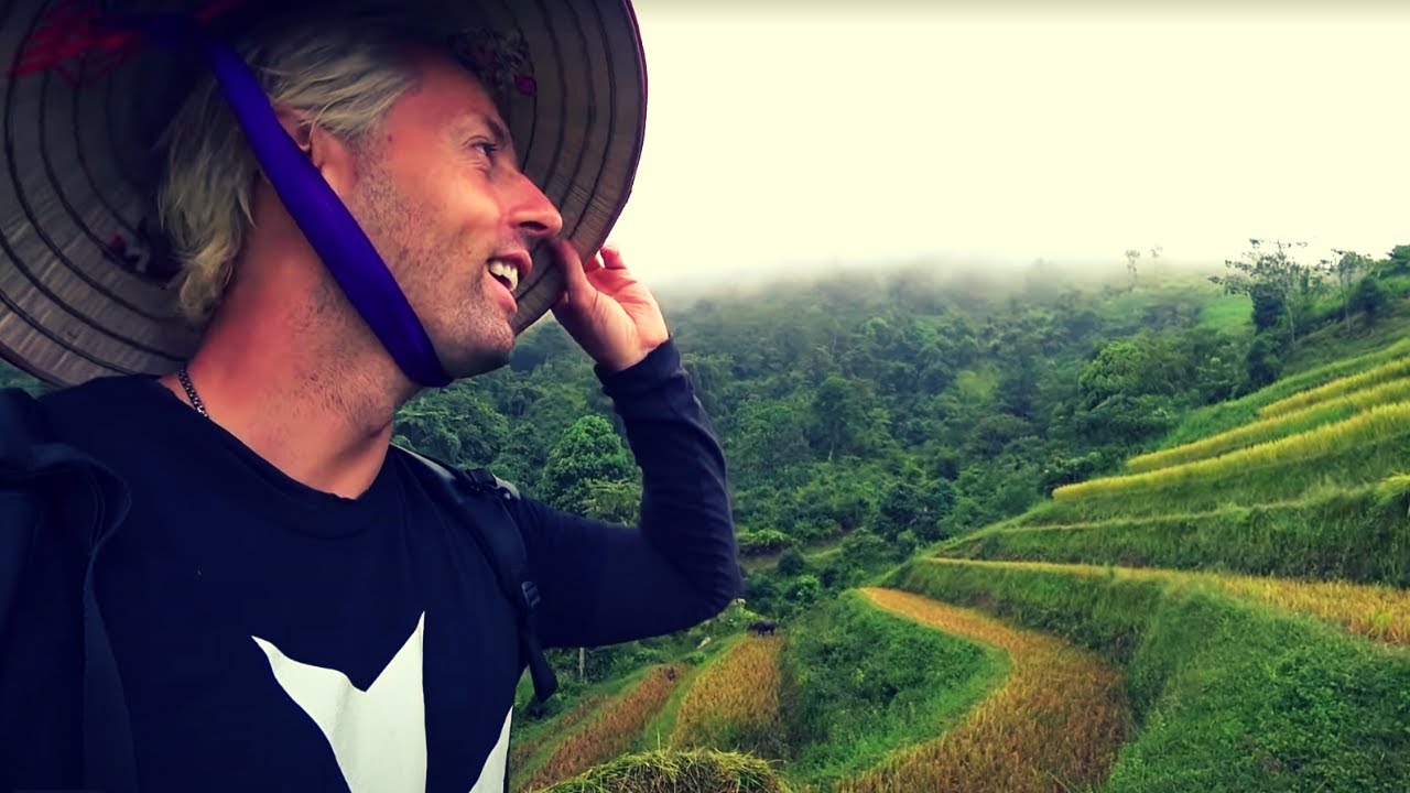 ⁣Drinking w/Strangers in North Vietnam 🇻🇳