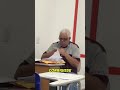 Olha esse professor corrigindo as provas.🤣