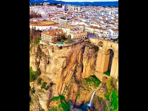 مدينة رندة ألمعلقة فوق هضبة صخرية في إسبانيا