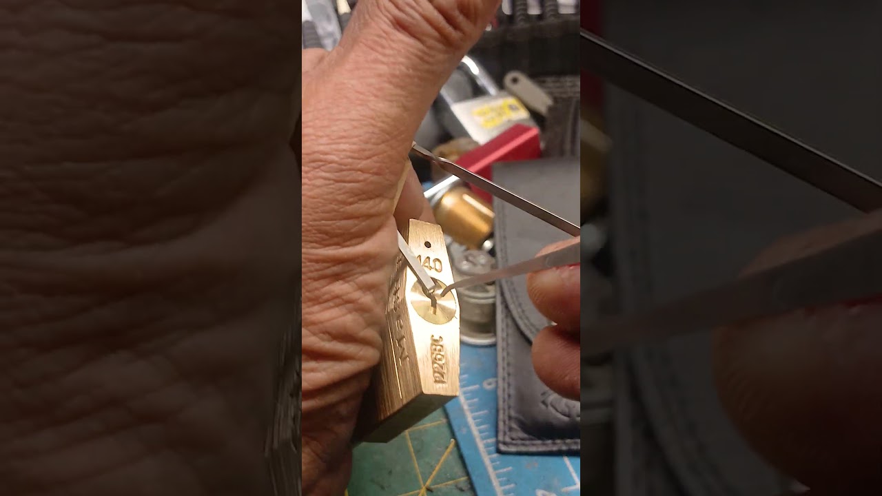 Abus 55/40 and Masterlock 140 Practice - 2 in 1 Hand