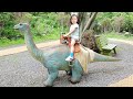 Boram brinca no parque infantil de dinossauros