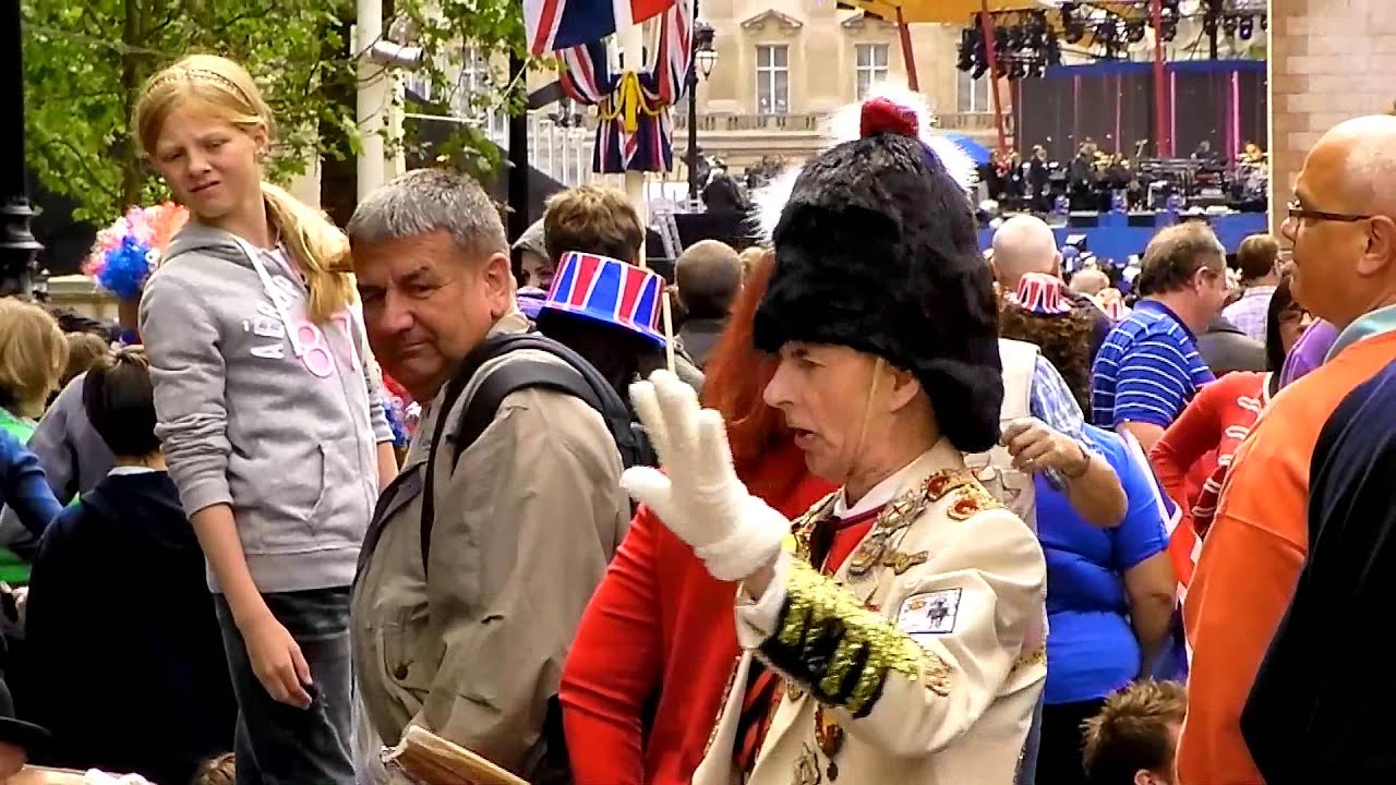 Am Using Guy Amusing guy amongst pre Diamond Jubilee concert crowd - YouTube