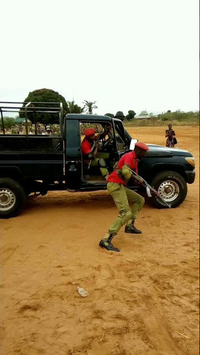 ASKARI POLISI WA JESHI LA POLISI TANZANIA WAKIWA WANA JIHIMALISHA  KATIKA MAZOEZI YAHO