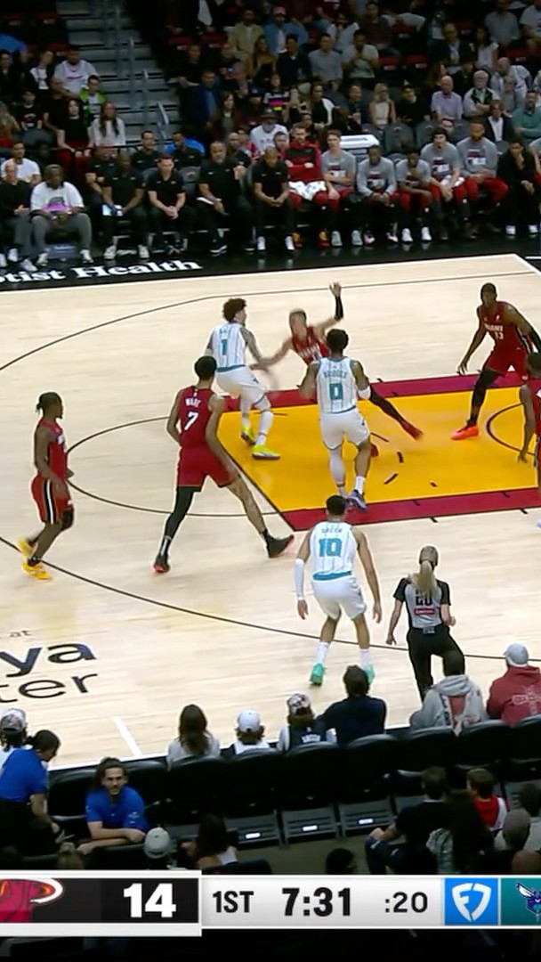 LaMelo with the CLEAN stepback into the jumper!