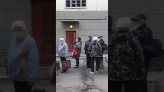 В Волгограде сотня дачников встала в очередь на автобус