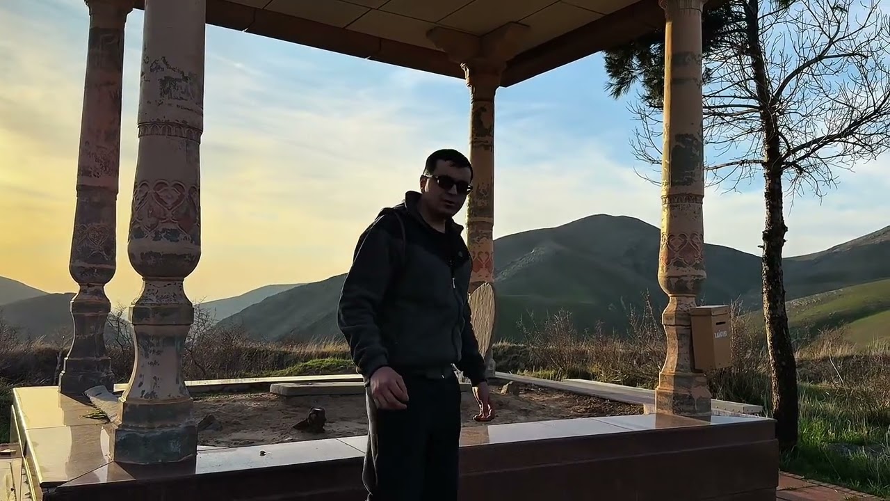 Togʻlar orasida joylashgan ziyoratgoh yalang'oyoq eshon bobo ziyoratgohi