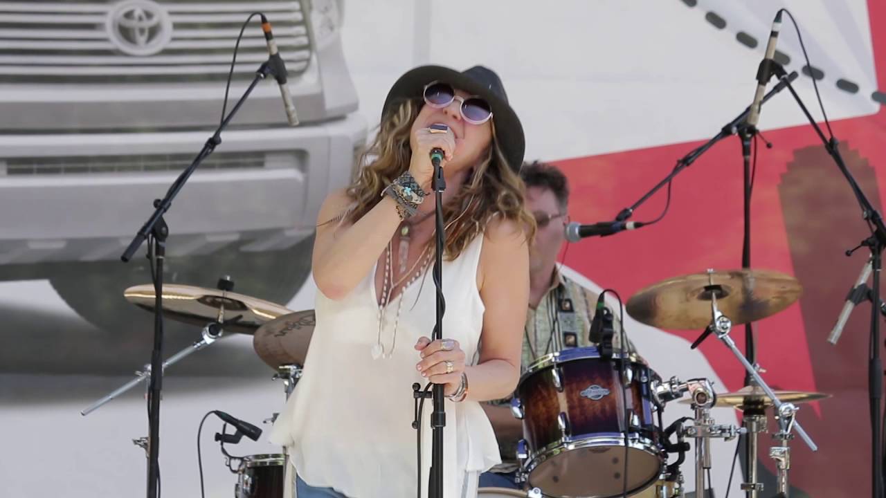 Crazy - Maylee Thomas at The 2016 Dallas International Guitar Show