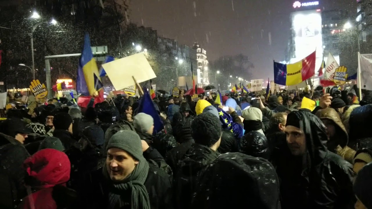 Thousands of Romanians take to the street in an anti corruption protest