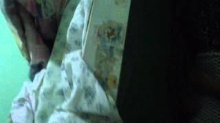 Mojadole la cara a mi hermana mientras duerme!!