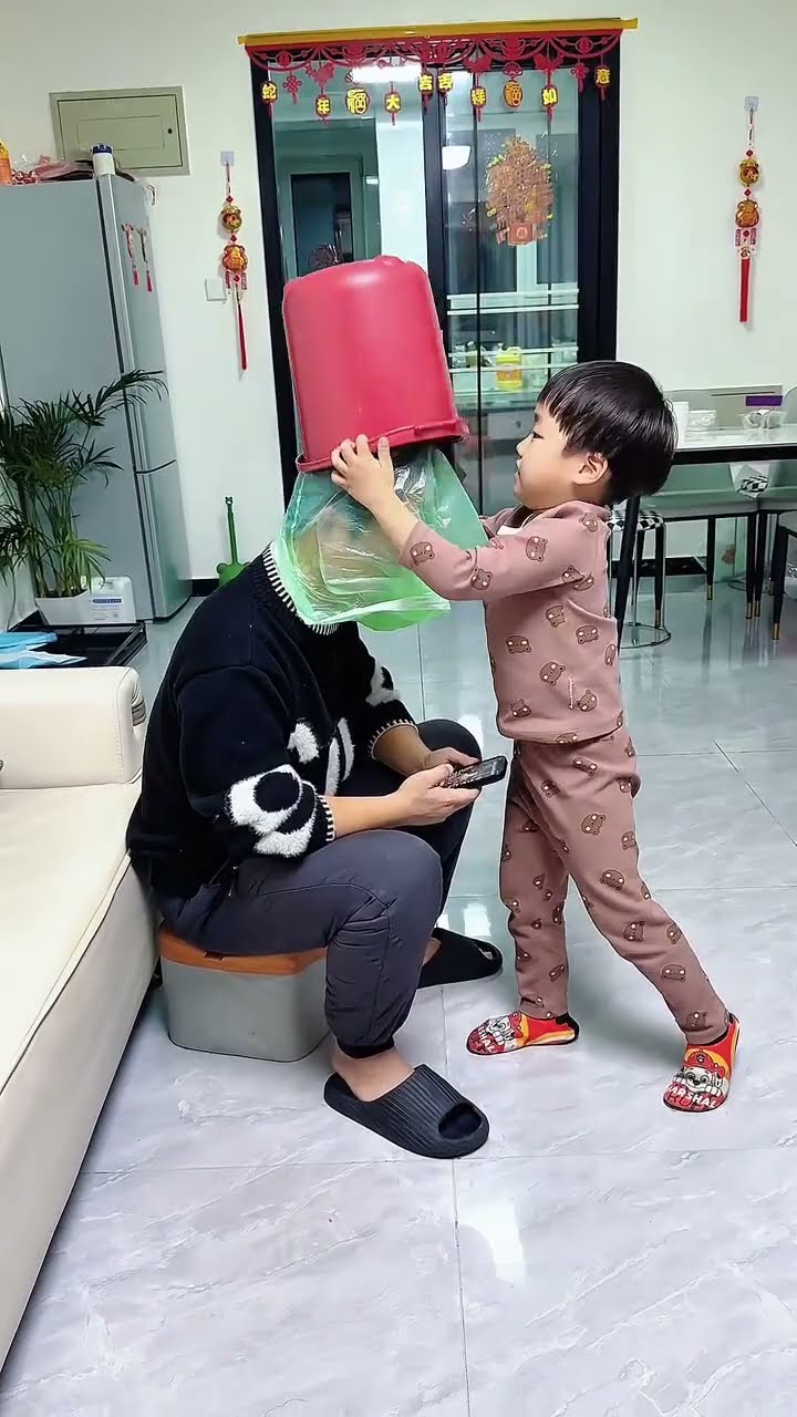 儿子套垃圾袋的方式 ，太有办法了！#Cute baby#Cute#呆萌小米宝#聪明宝宝#萌娃