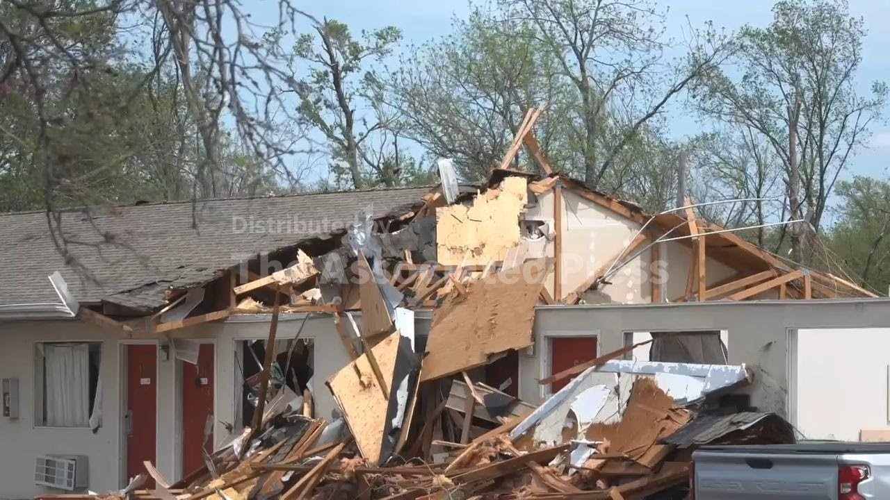 Severe storms leave damage behind in Kansas town - YouTube