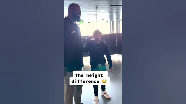 The height difference 😅 (via Alex Volkanovski)