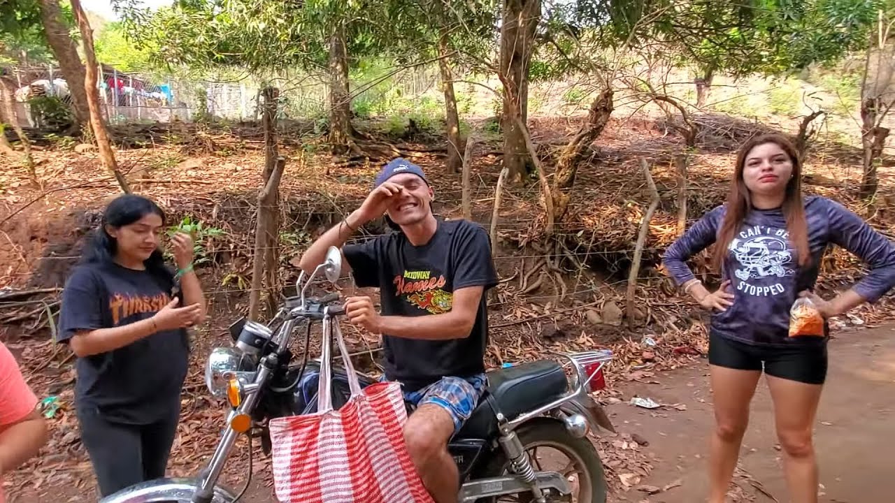 Entrevista a El Loro Youtubero y confeso que las chicas están en deuda con el.