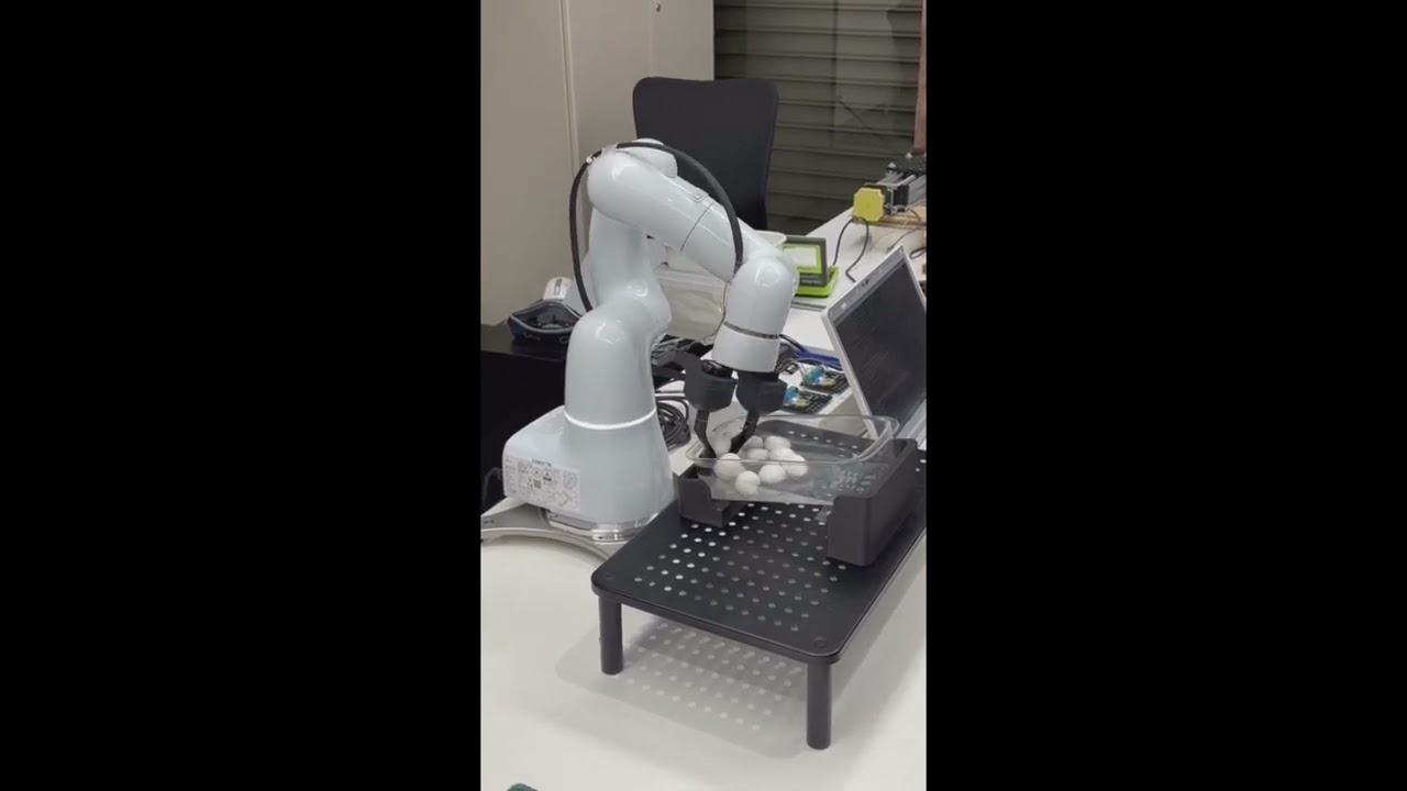 ウズラの卵をつまみあげるロボットハンド│コカネット