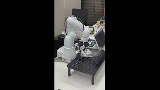ウズラの卵をつまみあげるロボットハンド│コカネット