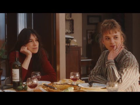 《本編映像解禁》家出少女を家に招待!?家族団らんの食卓シーン 映画『午前４時にパリの夜は明ける』