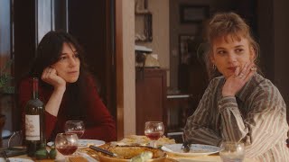 『午前４時にパリの夜は明ける』本編映像：家出少女を家に招待!?家族団らんの食卓シーン