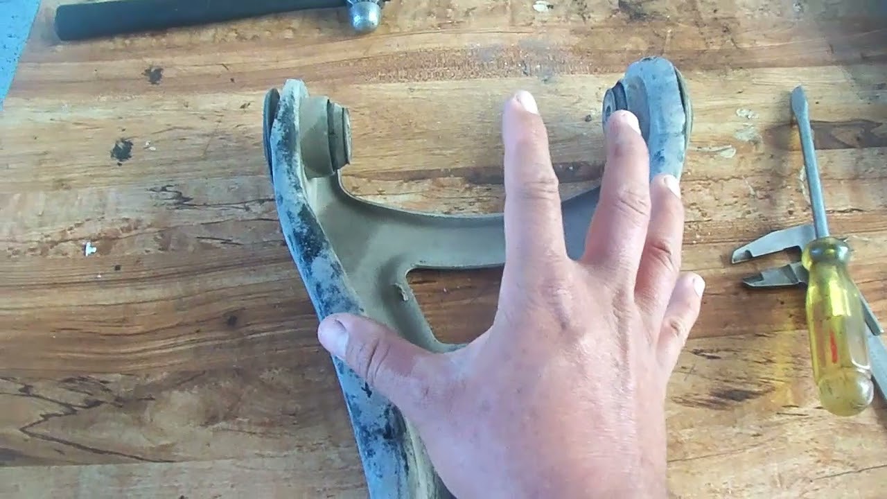 BUJES de horquilla inferior dañada, GOLPETEO en la RUEDA