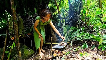 Building a Simple Shelter and Roasting Crab Deep in the Jungle.
