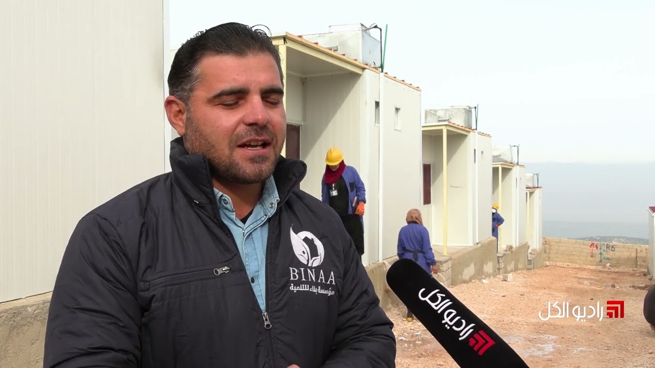 نقل نازحين من مخيم العجمي قرب سلقين بإدلب إلى كرفانات مسبقة الصنع