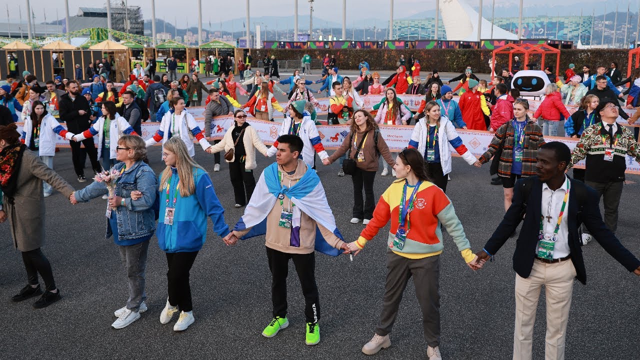 Самый массовый «Хоровод дружбы» станцевали на Всемирном фестивале молодежи