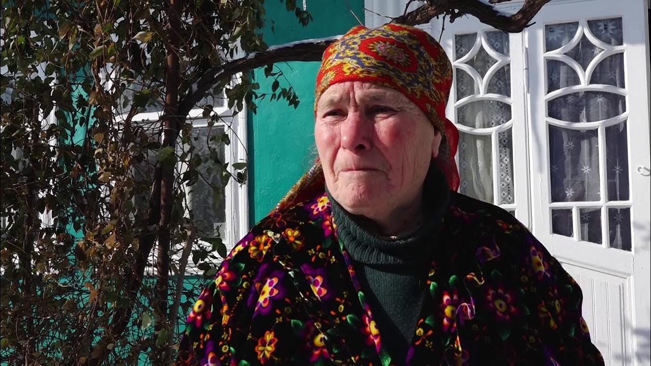 Сад у тетки славился своей запущенностью