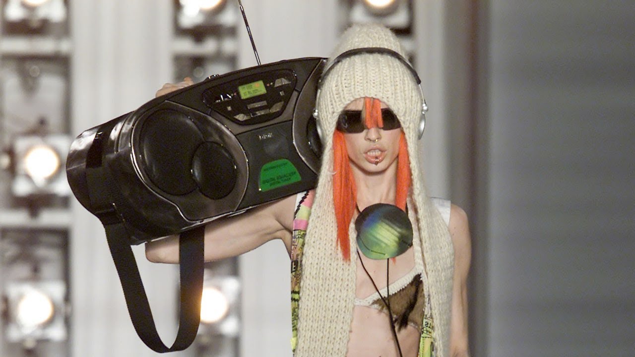 Christian Dior Fall/Winter 2001 - YouTube