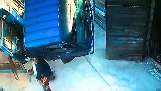 WORKER TRIES TO STOP A TIPPING TRUCK 💀