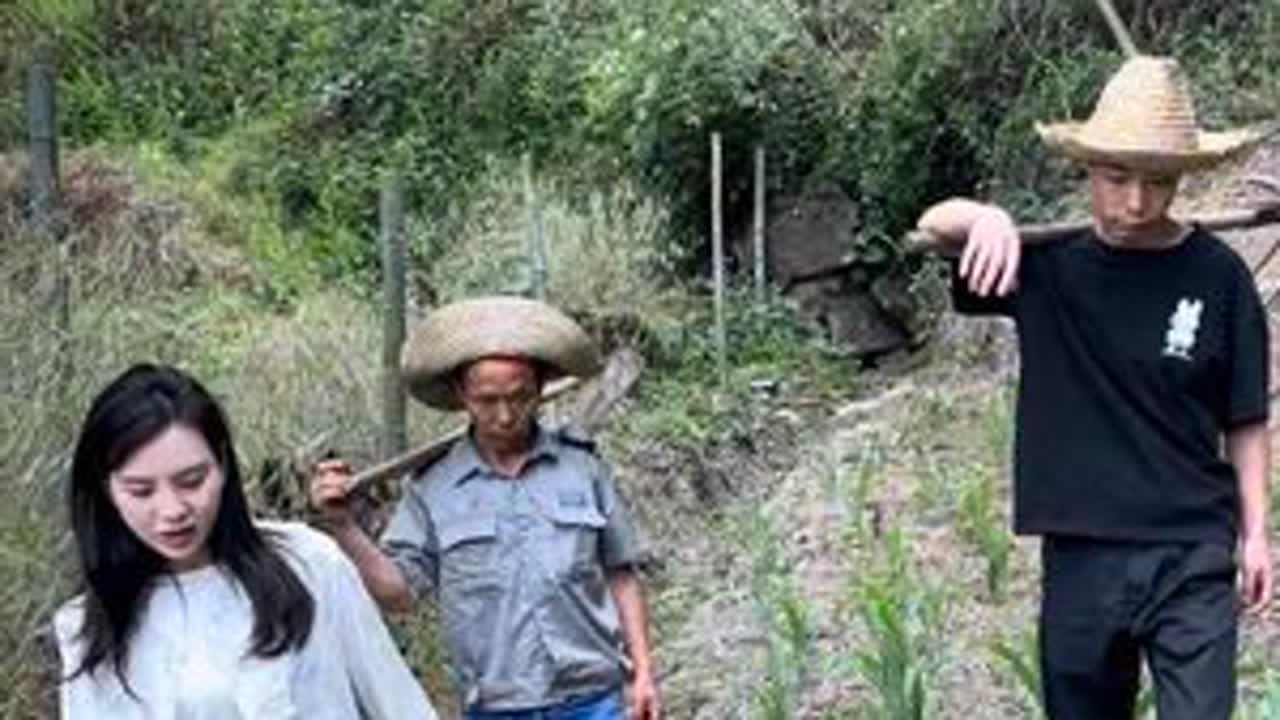 这个草薅的，天气大老年人脾气也不小啊！#农村生活 #农村搞笑段子 #原创 #散养土鸡 #正能量