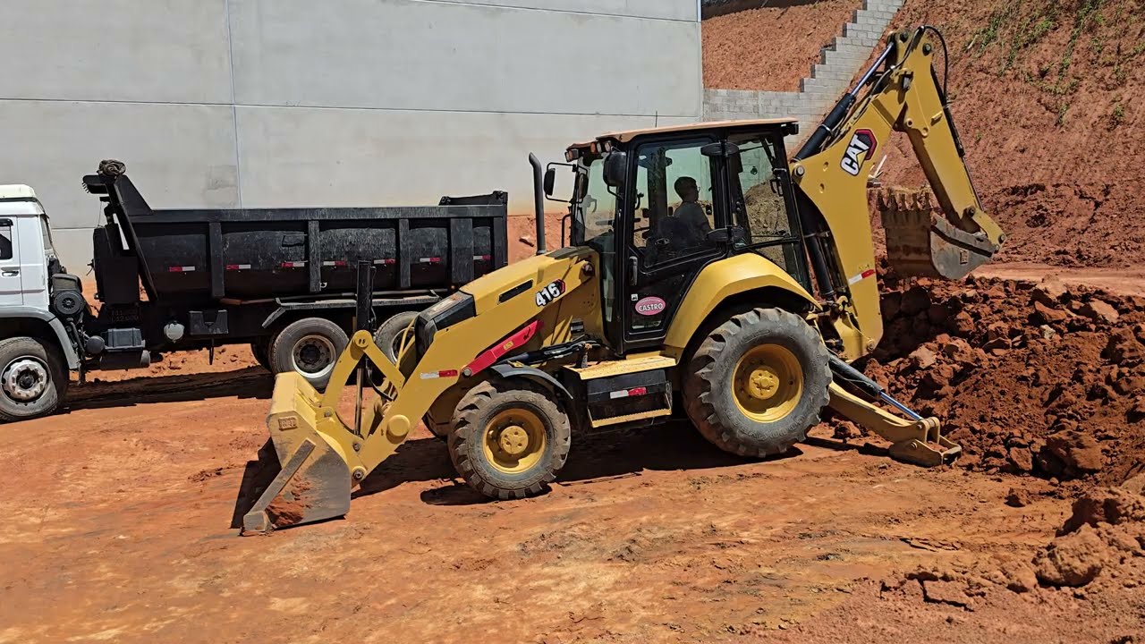 RETROESCAVADEIRA CATERPILLAR 416 CORTANDO E CARREGANDO 