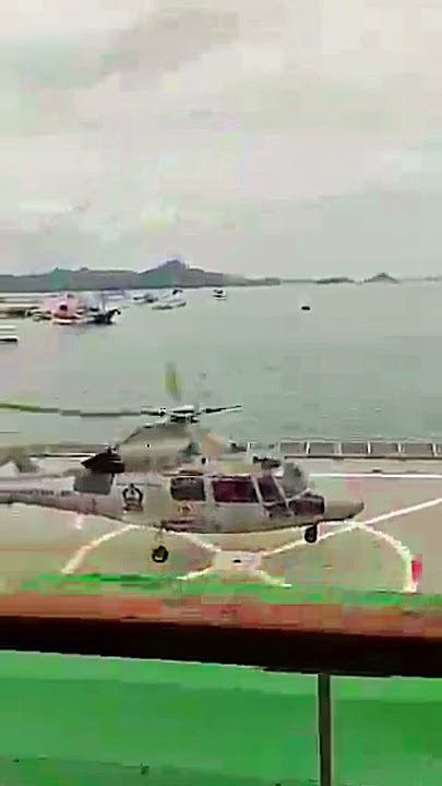 DETIK-DETIK SEBUAH HELIKOPTER MENDARAT DI ATAS KAPAL #shorts