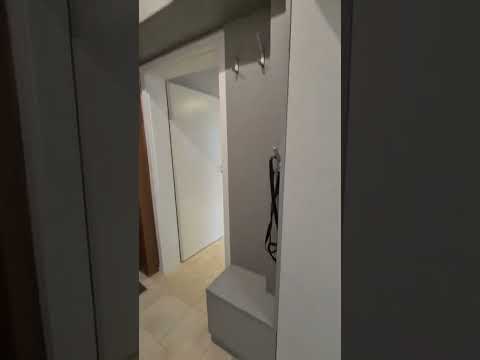 Видео: Тънък апартамент в Хонг Конг с много креативен и функционален интериорен дизайн
