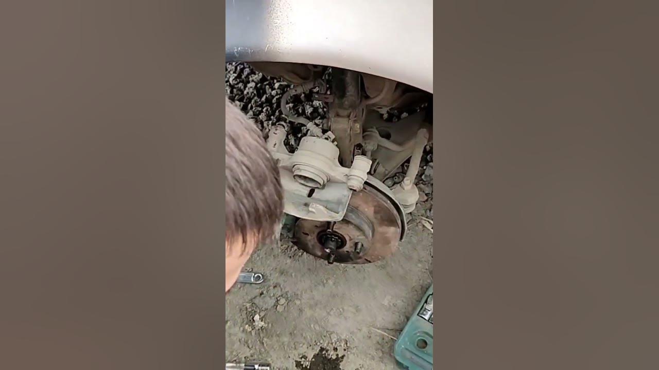 как вдавить тормозной поршень при замене колодок