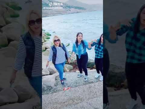 رقص تونسيات في شاطىء البحر