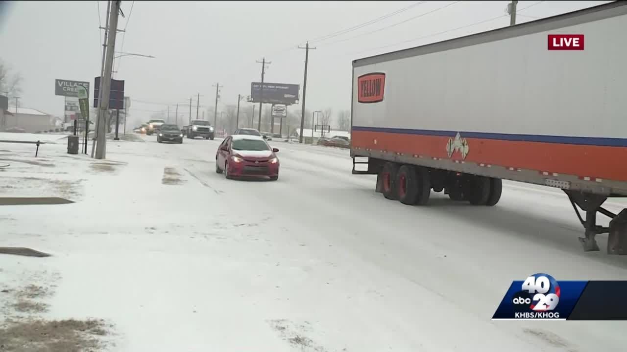 Arkansas National Guard helps out drivers on icy roads - YouTube