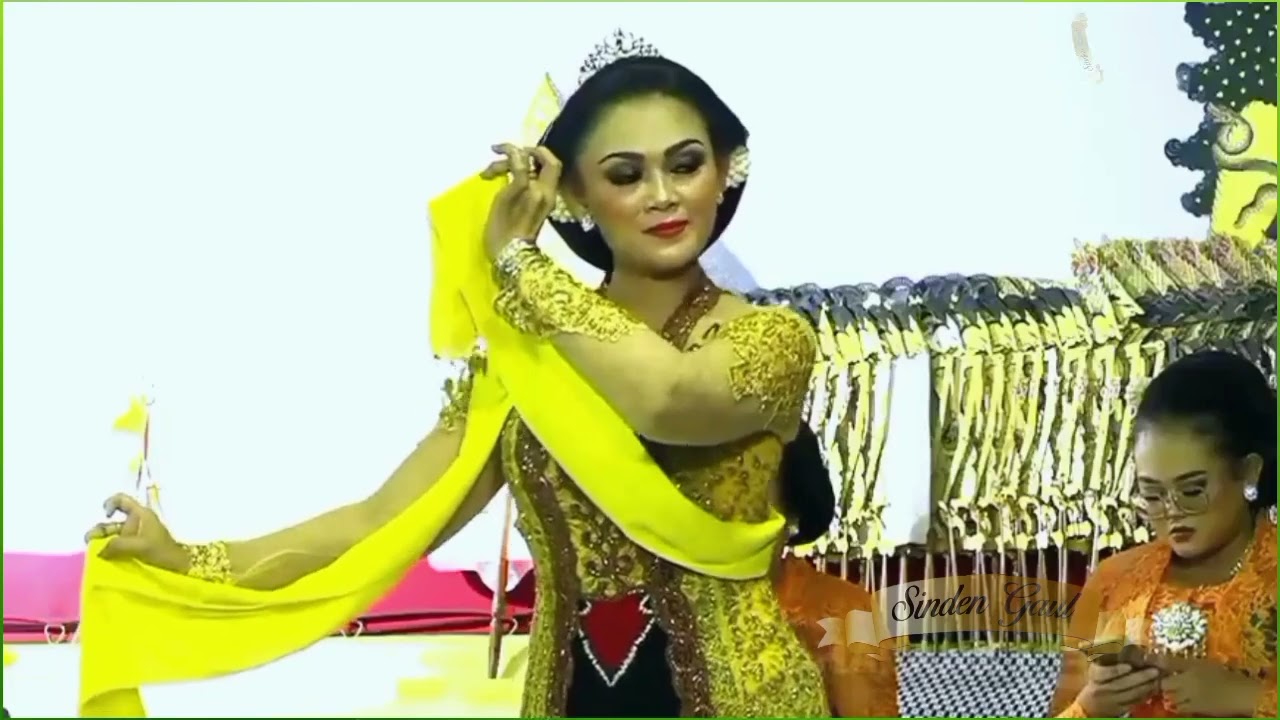 kedatangan sinden ini membuat pagelaran wargo Laras auto heboh, gayeng pol